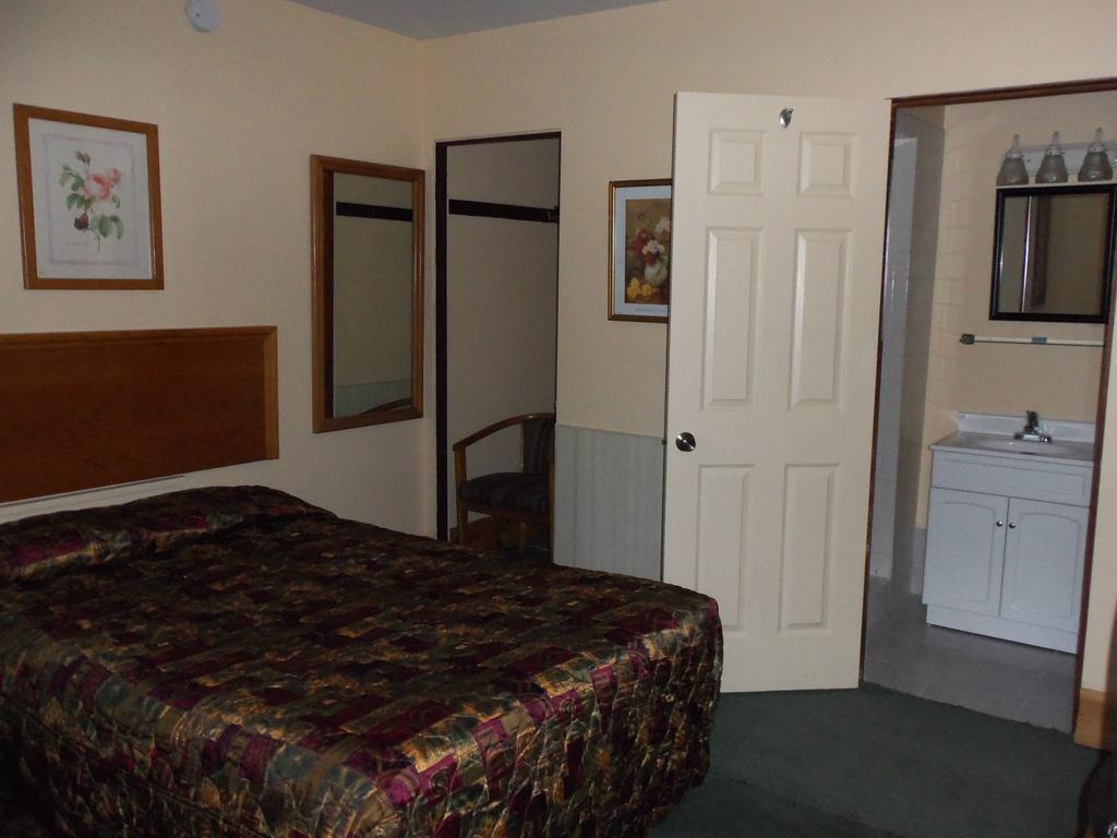 Glenview Motel Dubuque Exteriör bild